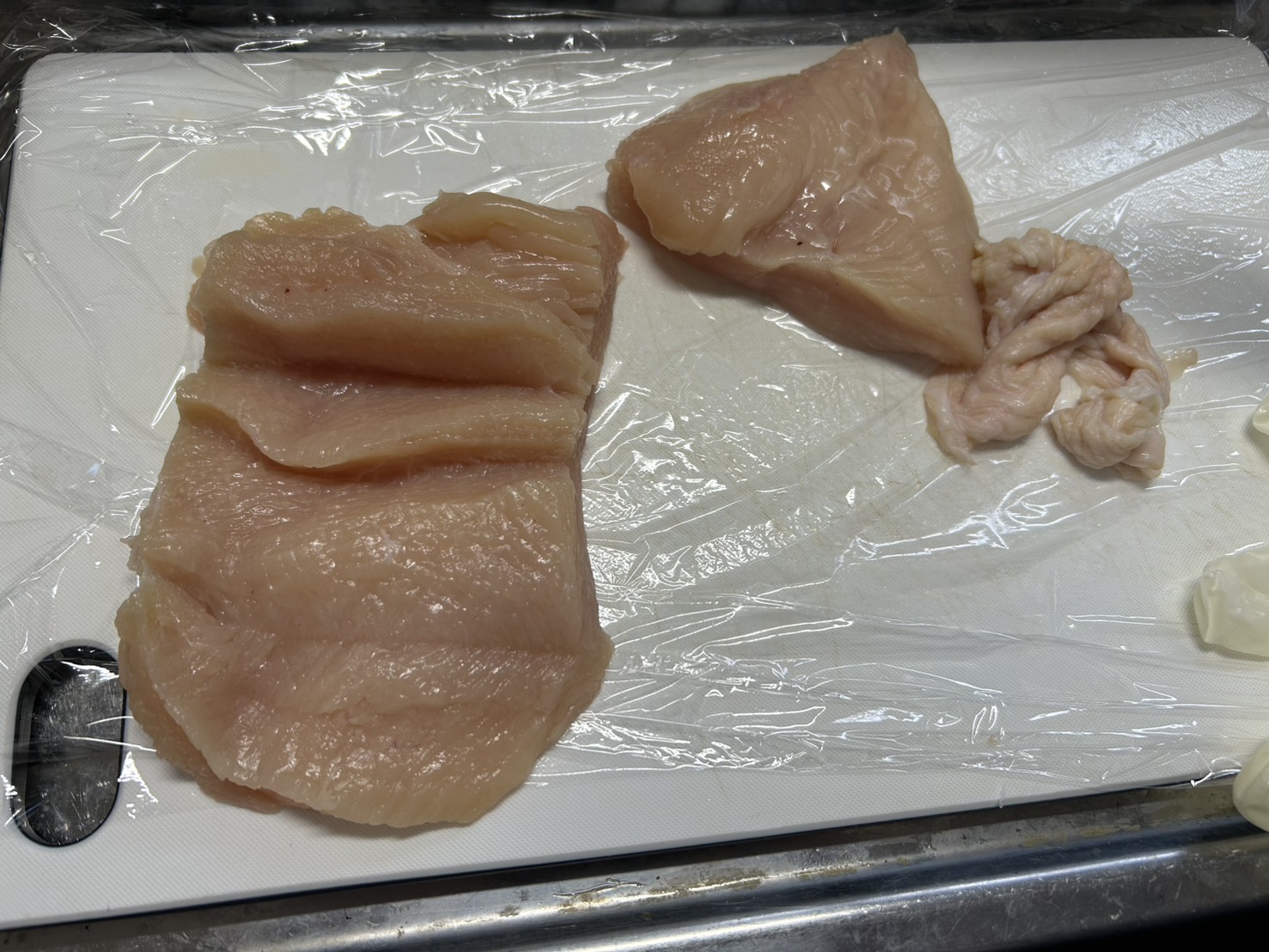 鶏むね肉の厚い部分を開き、厚みをそろえた状態