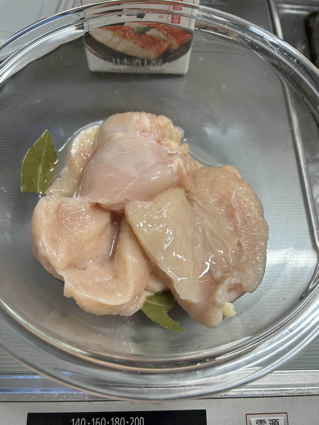 耐熱ボウルに入れた加熱前の鶏むね肉300g