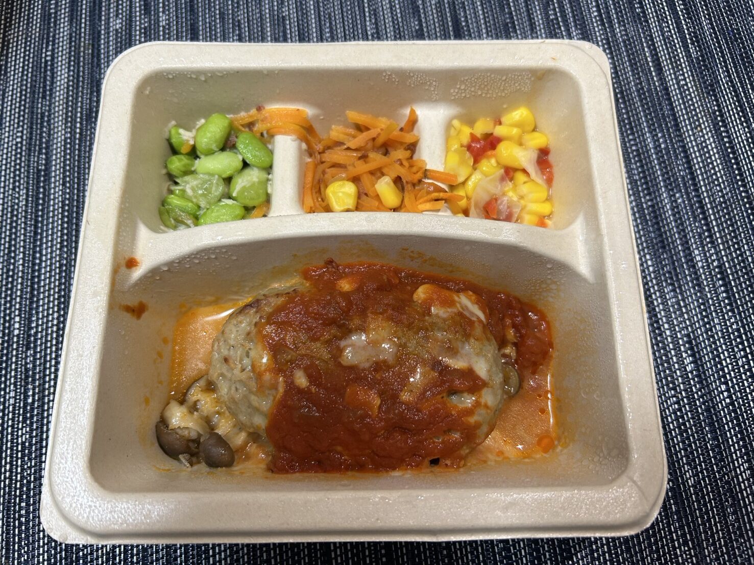 【実物写真】nosh「きのことチーズのトマトハンバーグ」を管理栄養士がレビュー