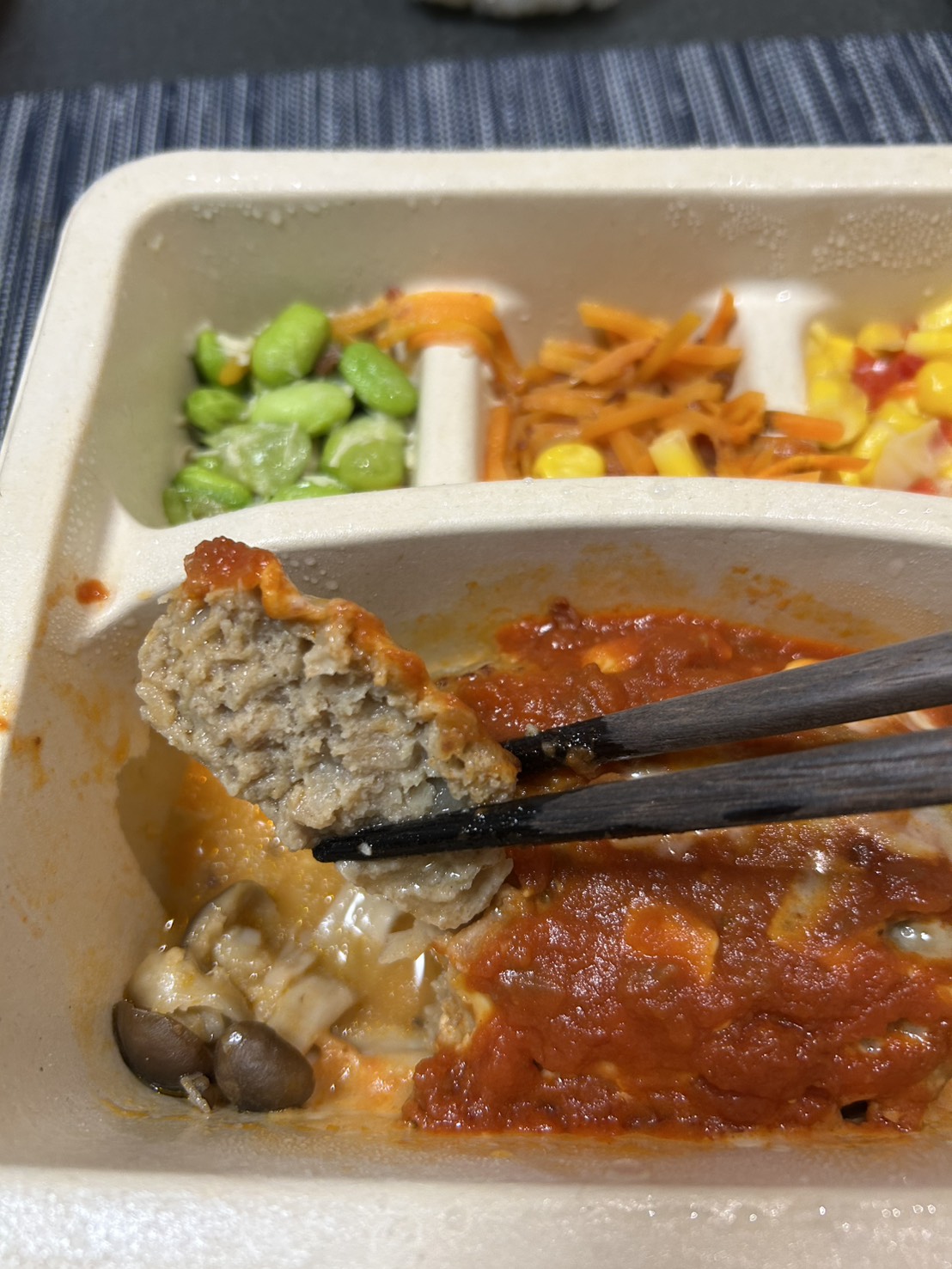 鶏肉を使ったnoshのきのことチーズのトマトハンバーグの断面