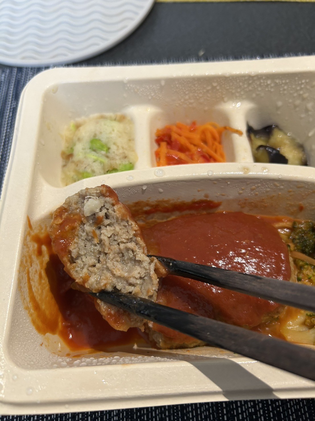 noshチリハンバーグステーキの断面とチリソース