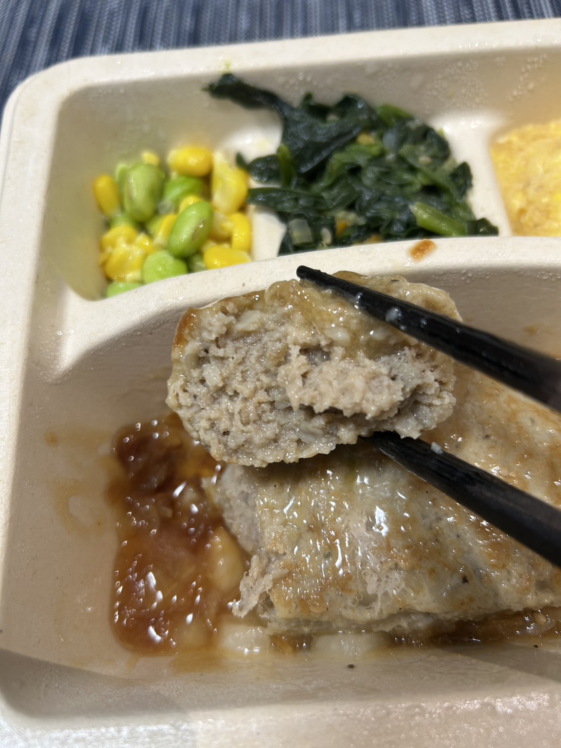 肉汁が感じられるオニオングリルハンバーグの断面